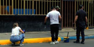 Video: Soluciona comparendos de convivencia con trabajo comunitario en Bogotá Video: Soluciona comparendos de convivencia con trabajo comunitario en Bogotá