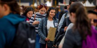 Día de la Madre en Bogotá ser mamá reduce hasta 53% ingresos laborales 2025